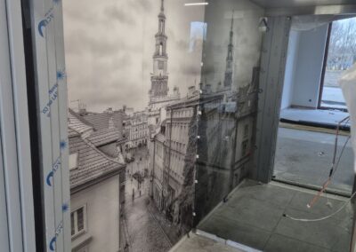 Montaż i serwis szyb dekoracyjnych z grafiką w zabudowach wewnętrznych